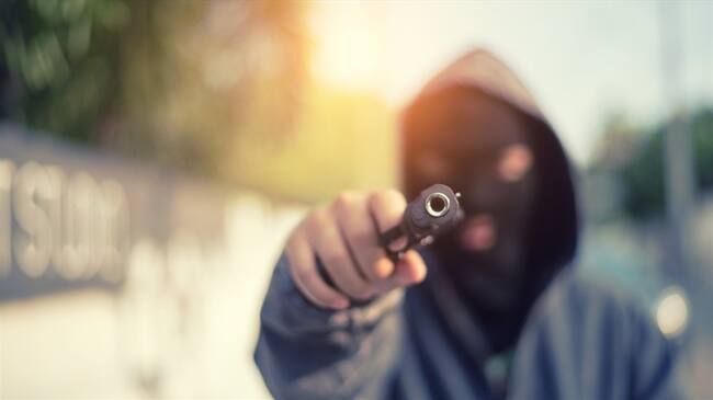 Se trata del hecho en el que un médico asesinó a tres supuestos atracadores tras un intento de robo en un puente peatonal en el norte de Bogotá.. Foto: Getty Images