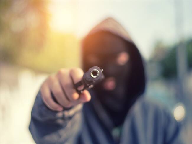 Se trata del hecho en el que un médico asesinó a tres supuestos atracadores tras un intento de robo en un puente peatonal en el norte de Bogotá.. Foto: Getty Images