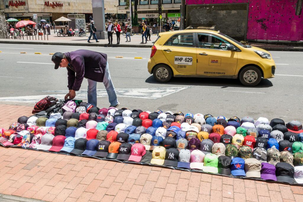 Vendedor informal en Bogotá imagen de referencia. Foto: Jeffrey Greenberg/Universal Images Group via Getty Images.