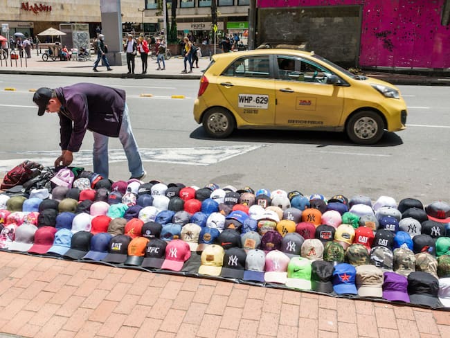 Vendedor informal en Bogotá imagen de referencia. Foto: Jeffrey Greenberg/Universal Images Group via Getty Images.