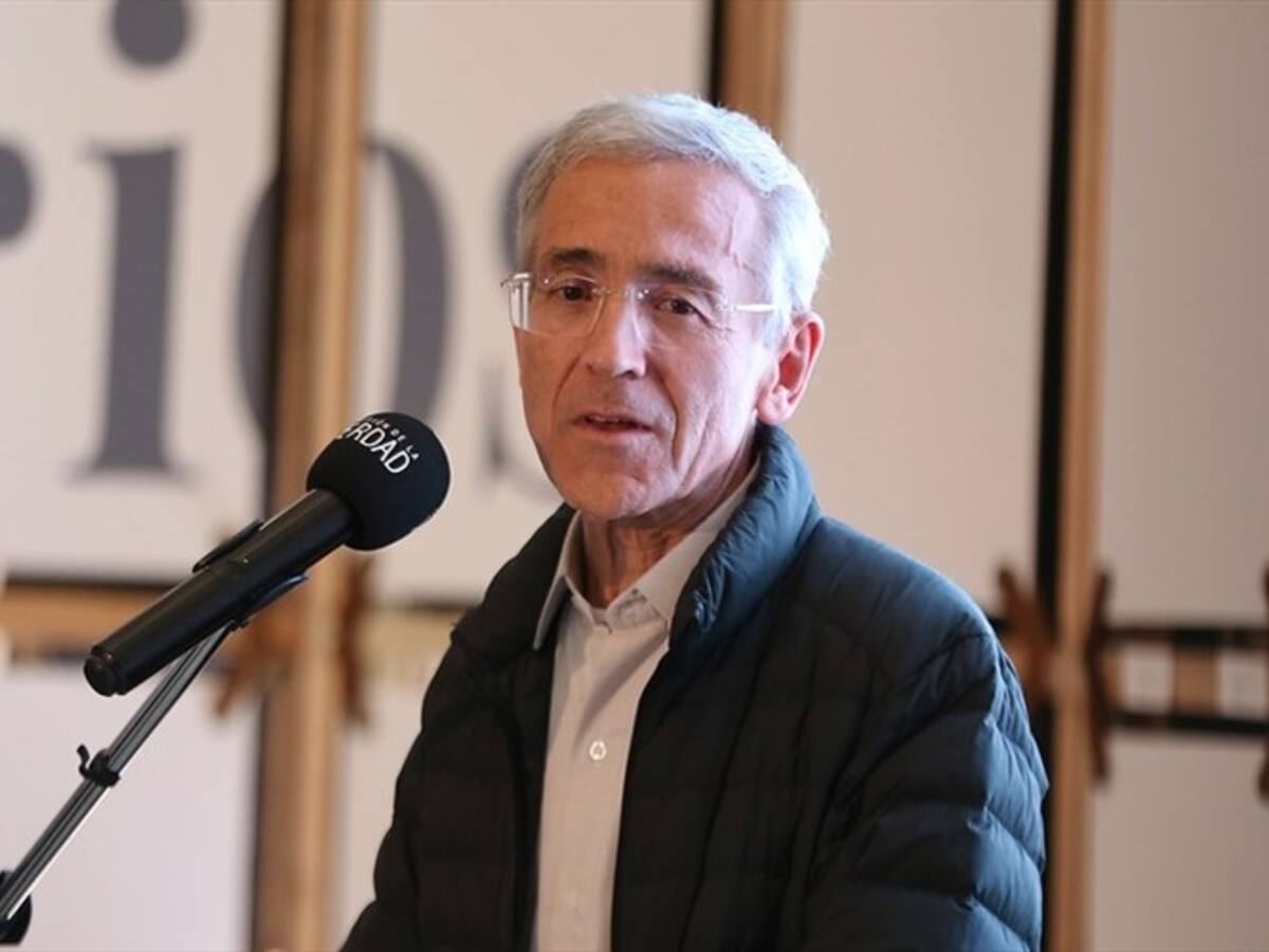 Tienen miedo a la verdad: padre de Roux sobre amenazas a exmandos de AUC