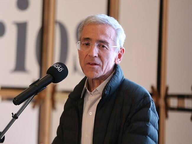 El padre Francisco de Roux, presidente de la Comisión, lideró el pedido a la Fiscalía para que investigue y confirme quiénes son los verdaderos autores del documento. Foto: Colprensa / ÁLVARO TAVERA