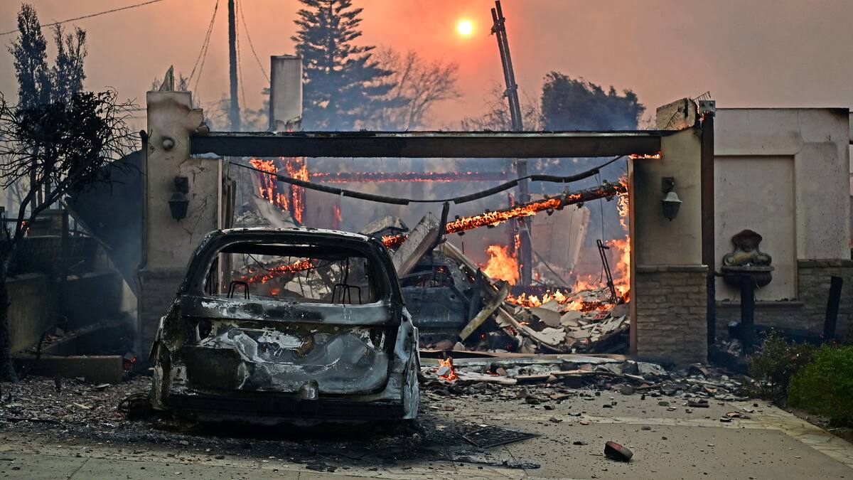 Comunidades enteras son arrasadas por los voraces incendios que acechan a Los Ángeles