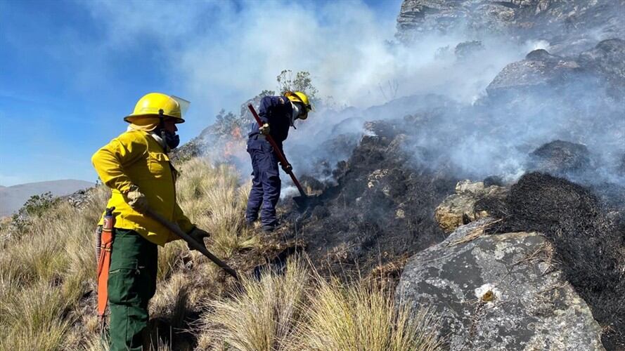 Para controlar las llamas, durante 24 horas, fue necesario 13 bomberos y dos máquinas. Foto: Bomberos Sogamoso