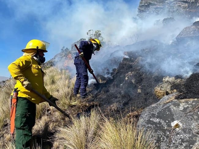 Para controlar las llamas, durante 24 horas, fue necesario 13 bomberos y dos máquinas. Foto: Bomberos Sogamoso
