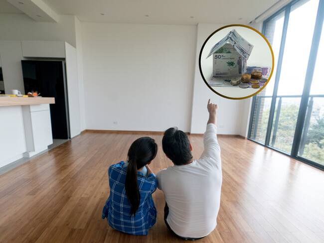 Pareja estrenando apartamento y señalando una casa construida con billetes colombianos (Fotos vía Getty Images)