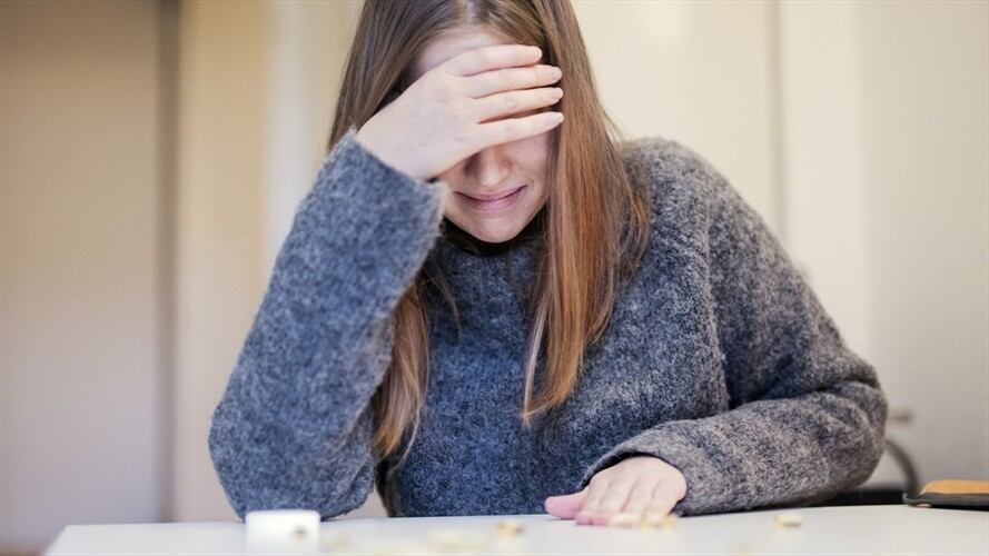 Mujer denuncia que le exigen trabajar presencialmente, pese a posible contagio COVID-19. Foto: Getty Images