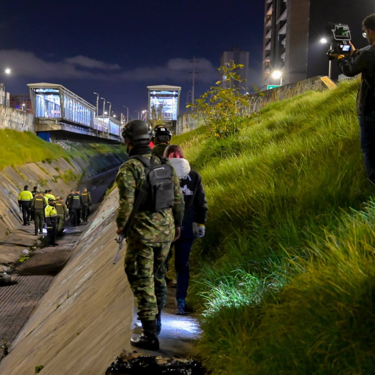 Bicicletas robadas, armas, personas capturadas y drogas: el operativo en el Canal Comuneros de Bogotá
