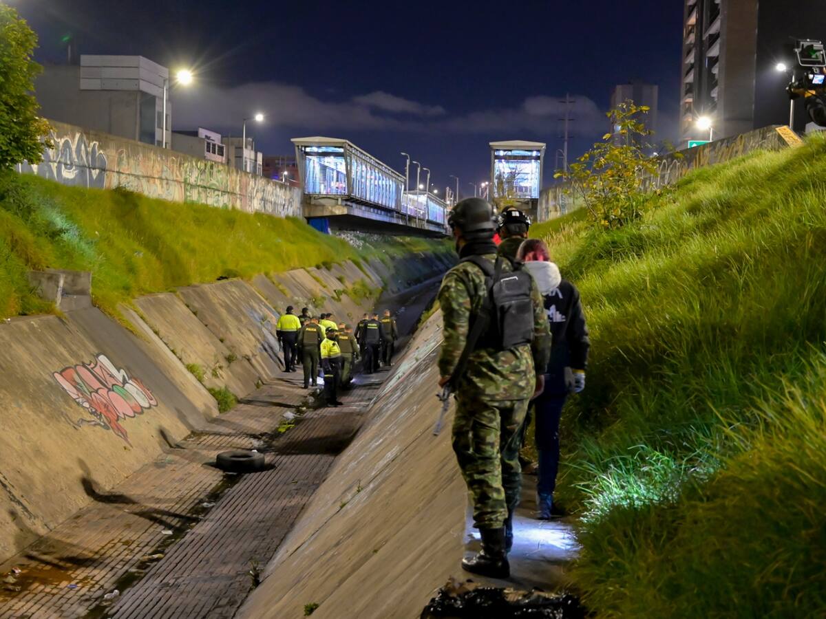 Bicicletas robadas, armas, personas capturadas y drogas: el operativo en el Canal Comuneros de Bogotá