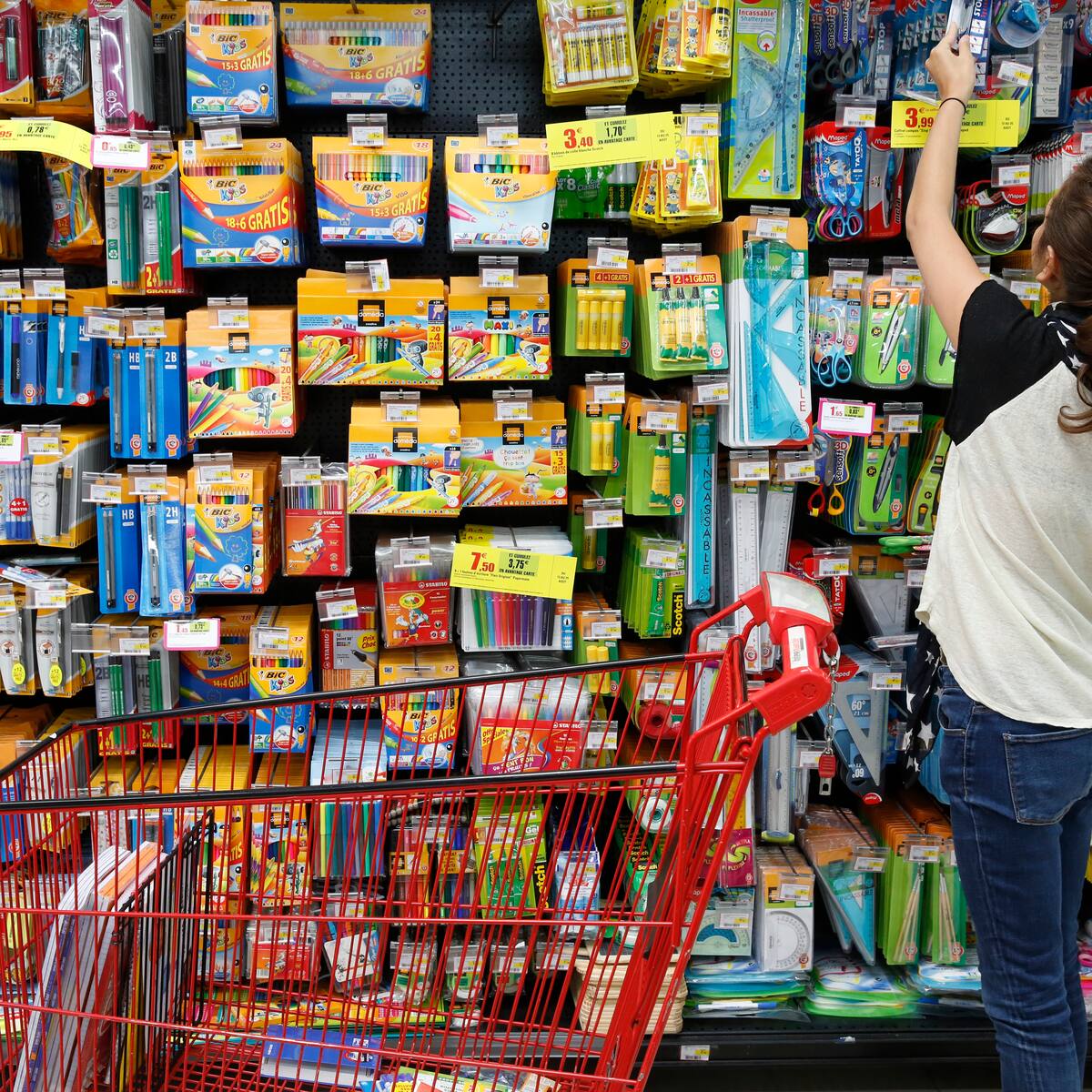 Por alza de precios, comerciantes alertan que habría escasez de útiles escolares