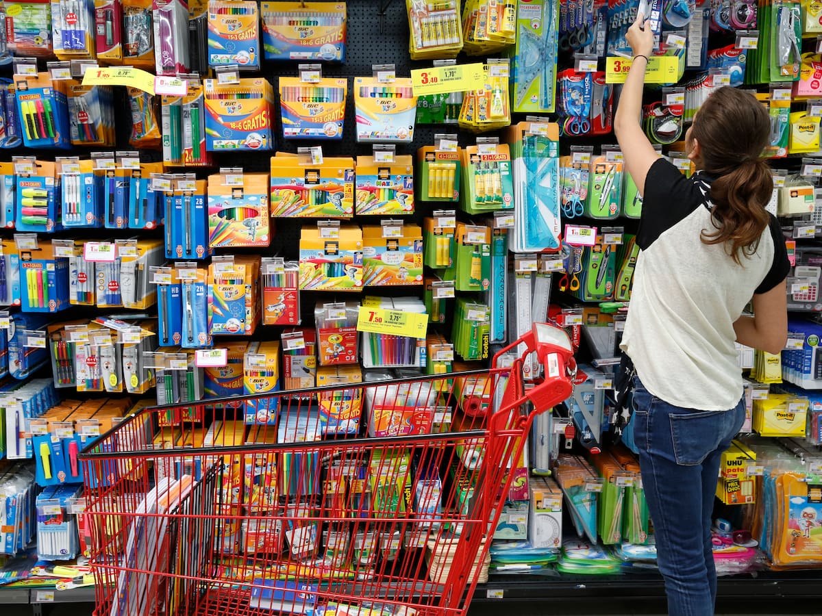 Por alza de precios, comerciantes alertan que habría escasez de útiles escolares