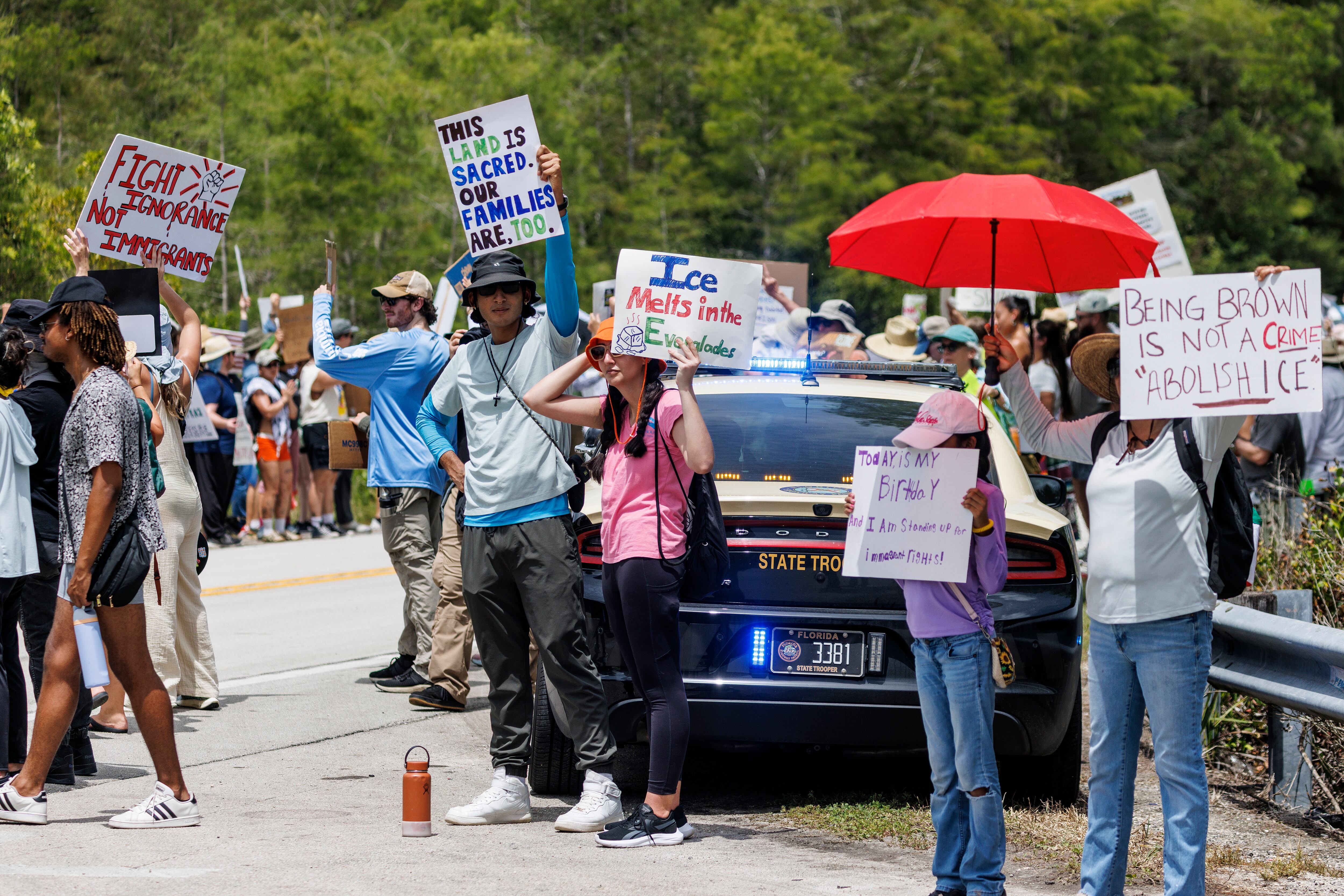 Protestas en las afueras del nuevo centro de detención para migrantes en Florida. FOTO: EFE/EPA/CRISTOBAL HERRERA-ULASHKEVICH