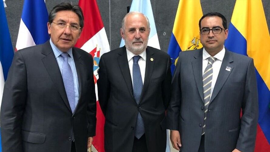 De izquierda a derecha: Fiscal Néstor Humberto Martínez; Fiscal de Chile, Jorge Abbott, y el Fiscal de Ecuador, Edwin Paúl Pérez Reina. Foto: Fiscalía