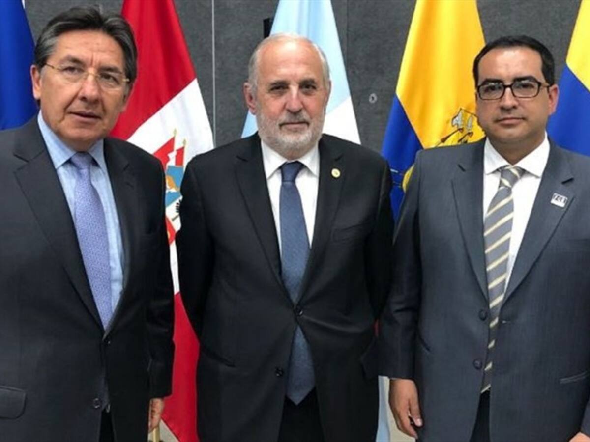 Fiscal general y homólogos de Ecuador y Chile logran acuerdo para investigar ‘narcobuses’