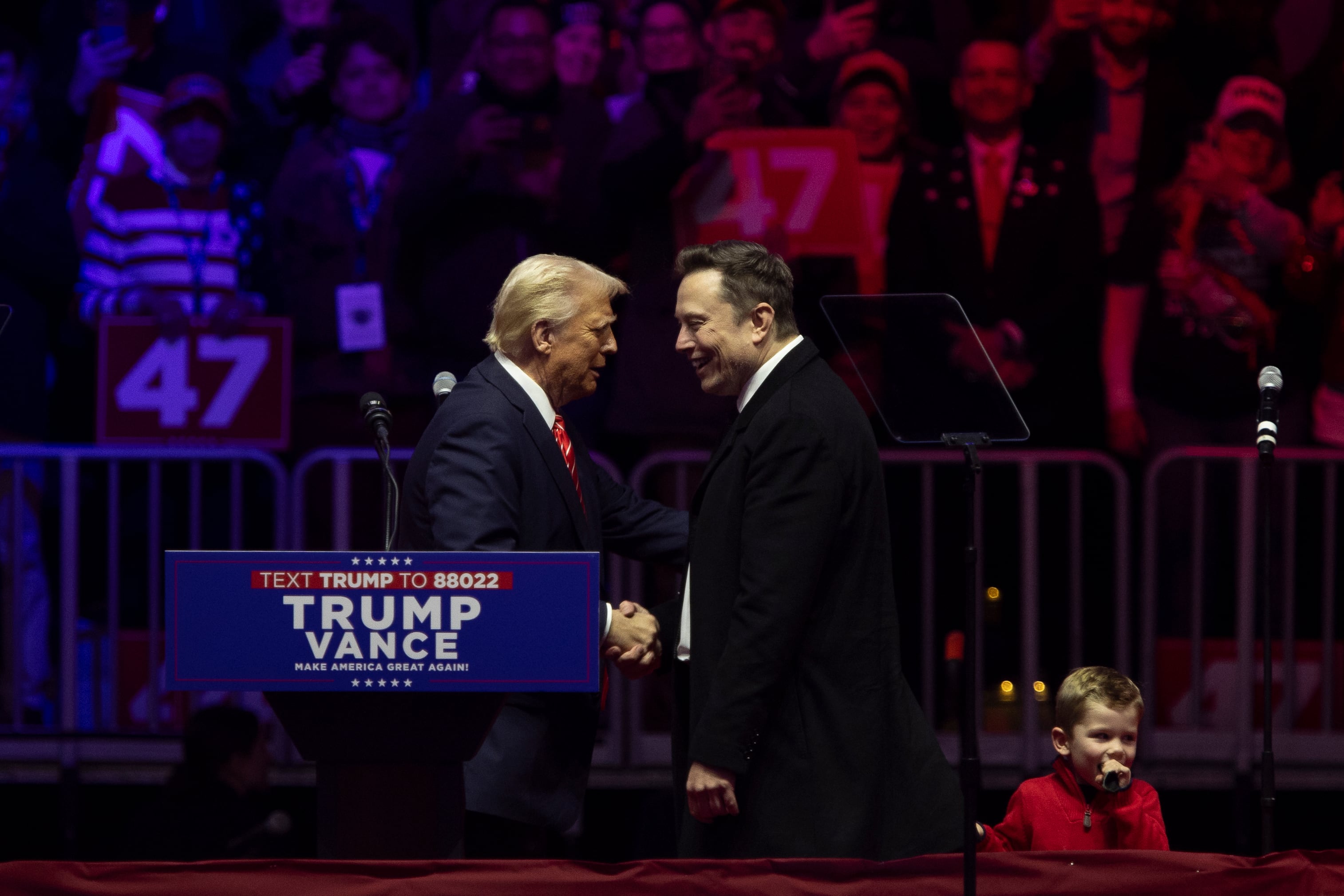 WASHINGTON (ESTADOS UNIDOS), 19/01/2025.- El presidente electo de Estados Unidos, Donald Trump (i), saluda a Elon Musk en el estadio Capital One Arena.