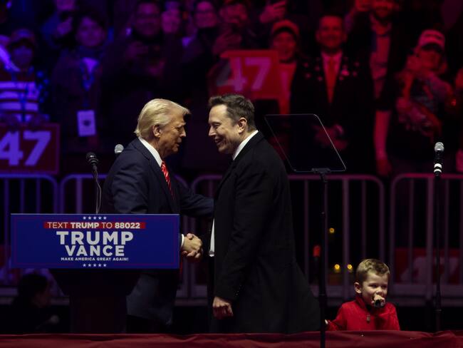 WASHINGTON (ESTADOS UNIDOS), 19/01/2025.- El presidente electo de Estados Unidos, Donald Trump (i), saluda a Elon Musk en el estadio Capital One Arena.