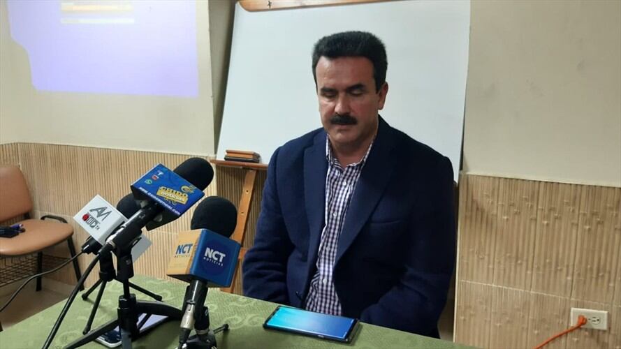 El exsenador del Centro Democrático, Rigoberto Barón, en rueda de prensa dijo que pedirá al CNE revisar si la encuesta está registrada y al CNC si Amaya la solicitó. . Foto: La W