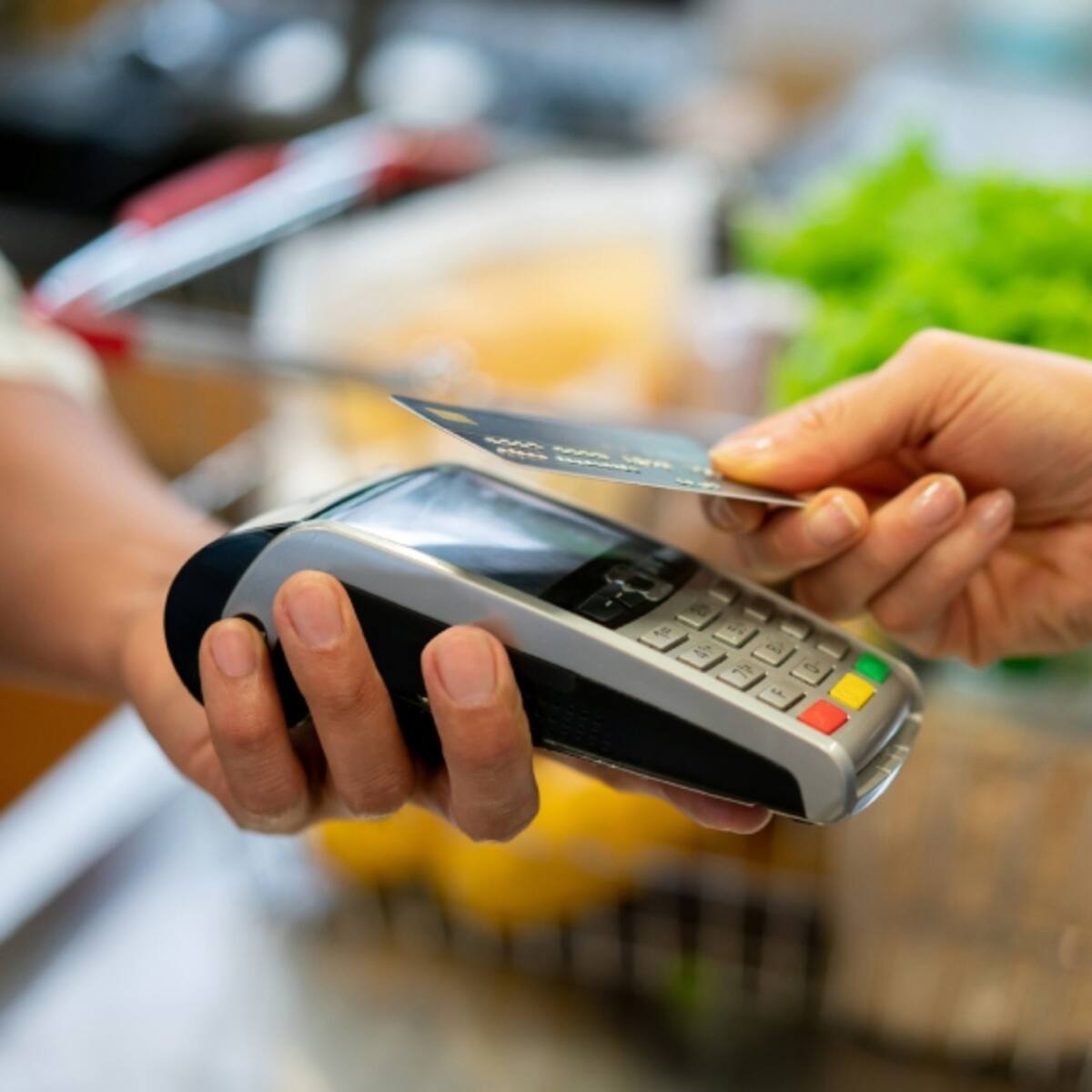 Compras con tarjeta de crédito para noviembre serán más baratas: bajó la tasa de usura