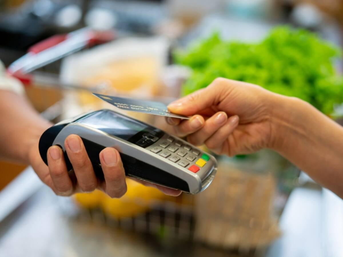 Compras con tarjeta de crédito para noviembre serán más baratas: bajó la tasa de usura