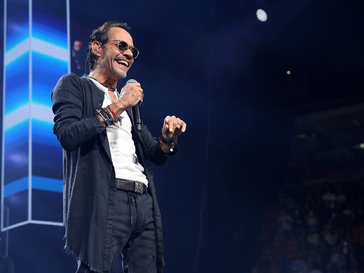 Marc Anthony genera polémica por su raro movimiento de mandíbula en pleno concierto