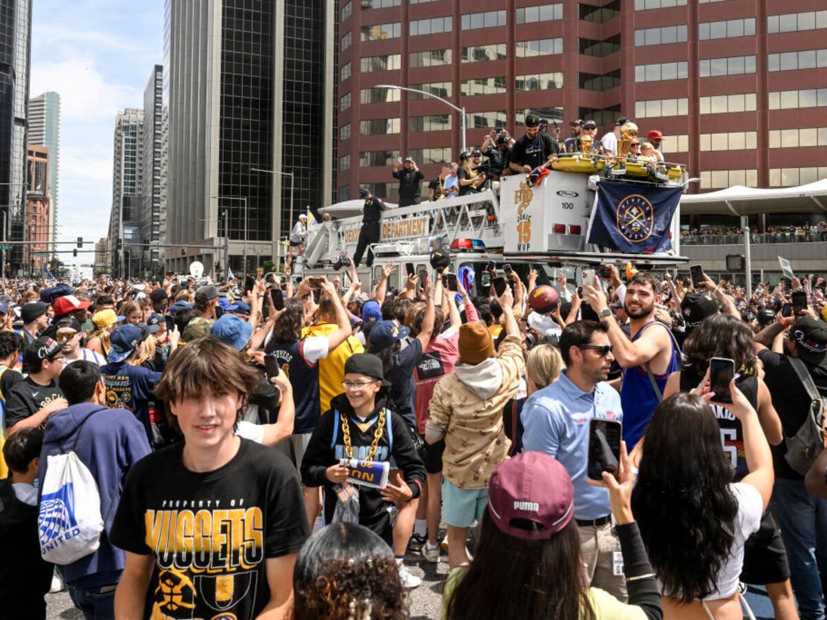 Los Nuggets celebran título de NBA a bordo de camiones de bomberos ante miles de personas