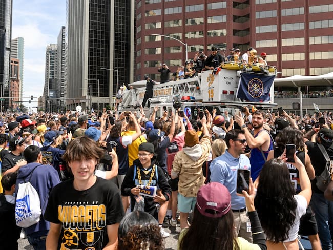 Celebración del título de NBA de los Nuggets en Denver. 15 de junio de 2023. Foto: AAron Ontiveroz/The Denver Post.