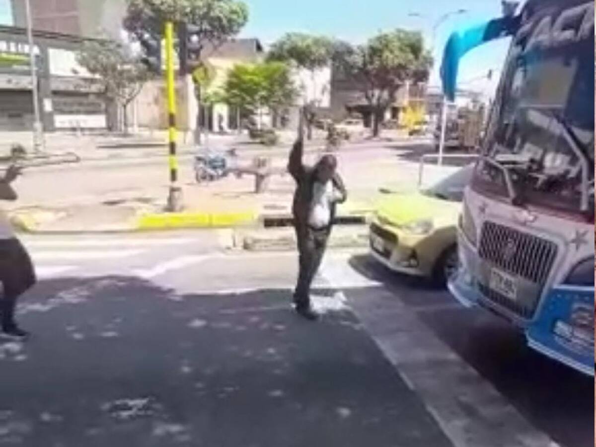 Al ritmo de papayera conductor de bus se bajó a bailar en las calles de Bucaramanga