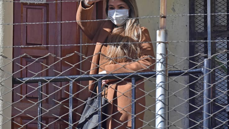 AME6821. LA PAZ (BOLIVIA), 13/03/2024.- Fotografía de archivo fechada el 15 de junio de 2022 de la expresidenta interina de Bolivia Jeanine Áñez en la cárcel de Mujeres de Miraflores, en La Paz (Bolivia). La expresidenta interina de Bolivia Jeanine Áñez (2019-2020) reafirmó su inocencia al cumplirse este miércoles tres años de su detención por los hechos que desencadenaron la crisis política y social  de 2019, y exigió al Organismo Judicial boliviano su liberación. &quot;Hace tres años, hace 1095 días, fui secuestrada, arrancada de mi familia y mi lugar en la ciudad de Trinidad, Beni (departamento), hacia la ciudad de La Paz, ilegal centro de detenciones asignado por Evo Morales, para encarcelar a sus adversarios políticos&quot;, expresó Áñez en una carta manuscrita que publicó en sus redes sociales. EFE/Stringer