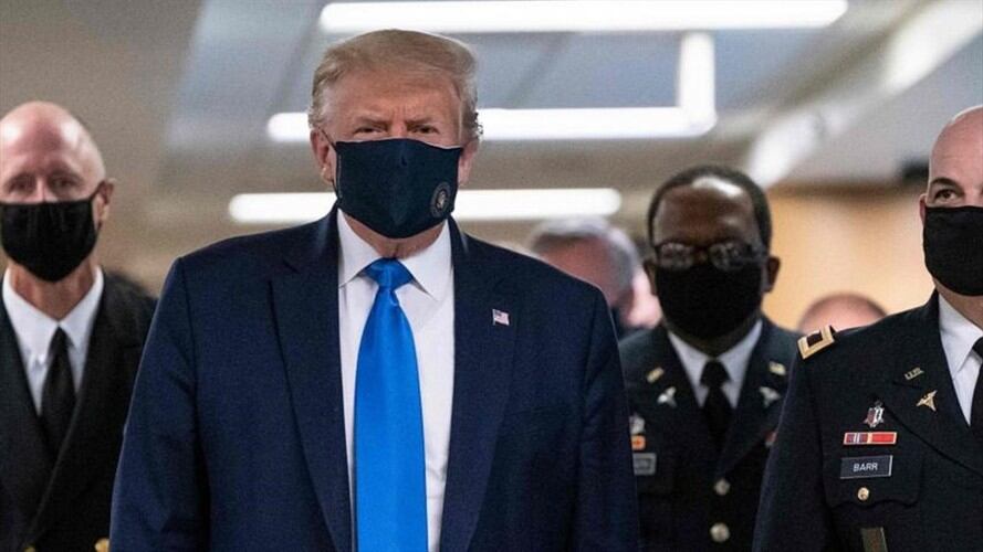 Trump usó una mascarilla negra mientras caminaba por los pasillos del hospital militar Walter Reed. Foto: Agencia AFP