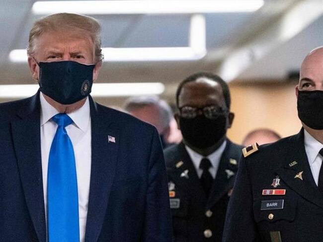 Trump usó una mascarilla negra mientras caminaba por los pasillos del hospital militar Walter Reed. Foto: Agencia AFP