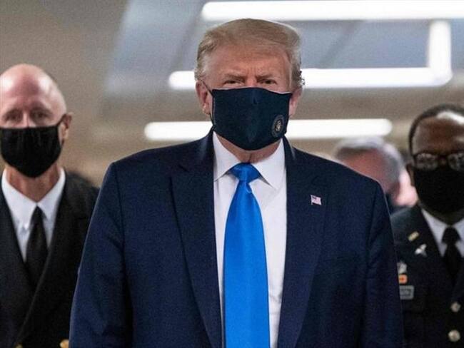 Trump usó una mascarilla negra mientras caminaba por los pasillos del hospital militar Walter Reed. Foto: Agencia AFP