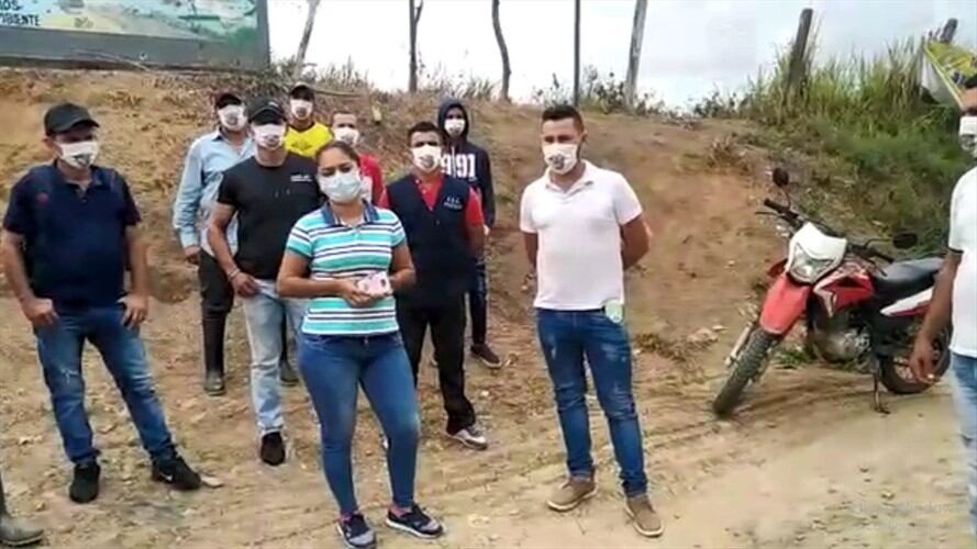 Tres ecuatorianos, dos adultos y una menor que en las últimas horas llegaron al Catatumbo, procedentes de la frontera con Ecuador, evadiendo los protocolos de salud. Foto: Redacción W Radio