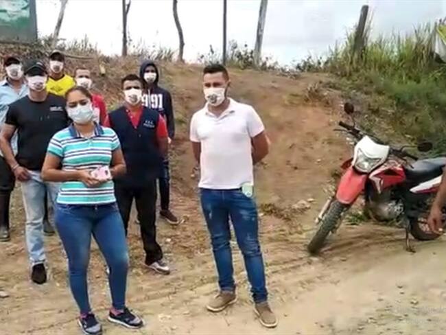 Tres ecuatorianos, dos adultos y una menor que en las últimas horas llegaron al Catatumbo, procedentes de la frontera con Ecuador, evadiendo los protocolos de salud. Foto: Redacción W Radio