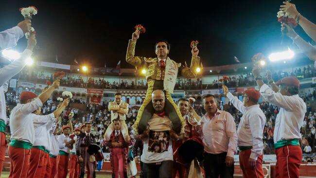 AME681. MANIZALES (COLOMBIA), 11/01/2025.- El torero colombiano Juan de Castilla (c), sale en hombros luego de la corrida de este sábado, correspondiente a la temporada taurina 70 de la Feria de Manizales, en la plaza de toros de Manizales (Colombia). EFE/ Jhon Jairo Bonilla