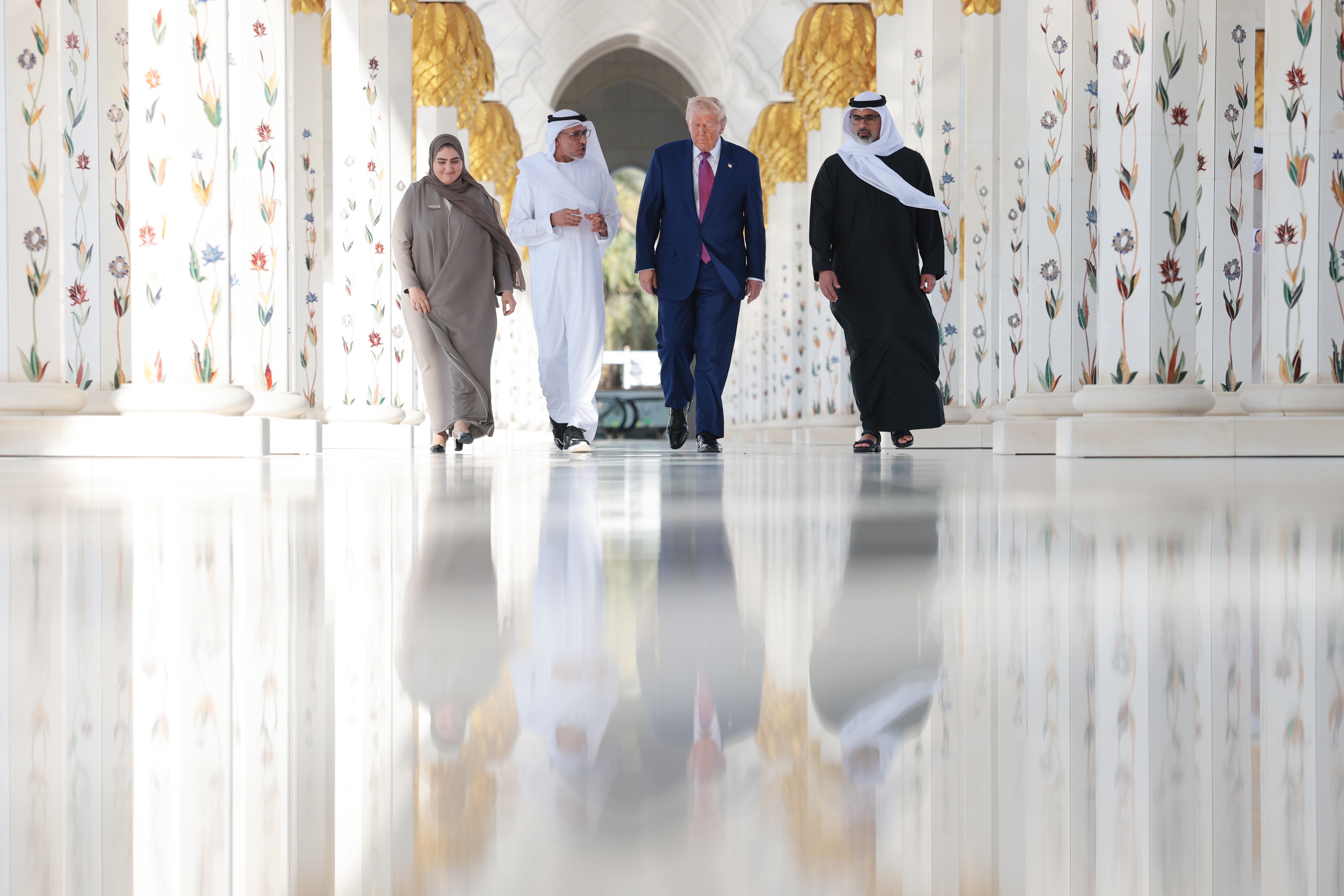 Presidente de los Estados Unidos, Donald Trump en la mezquita ... Sheikh Zayed Grand Mosque. FOTO: Win McNamee/Getty Images
