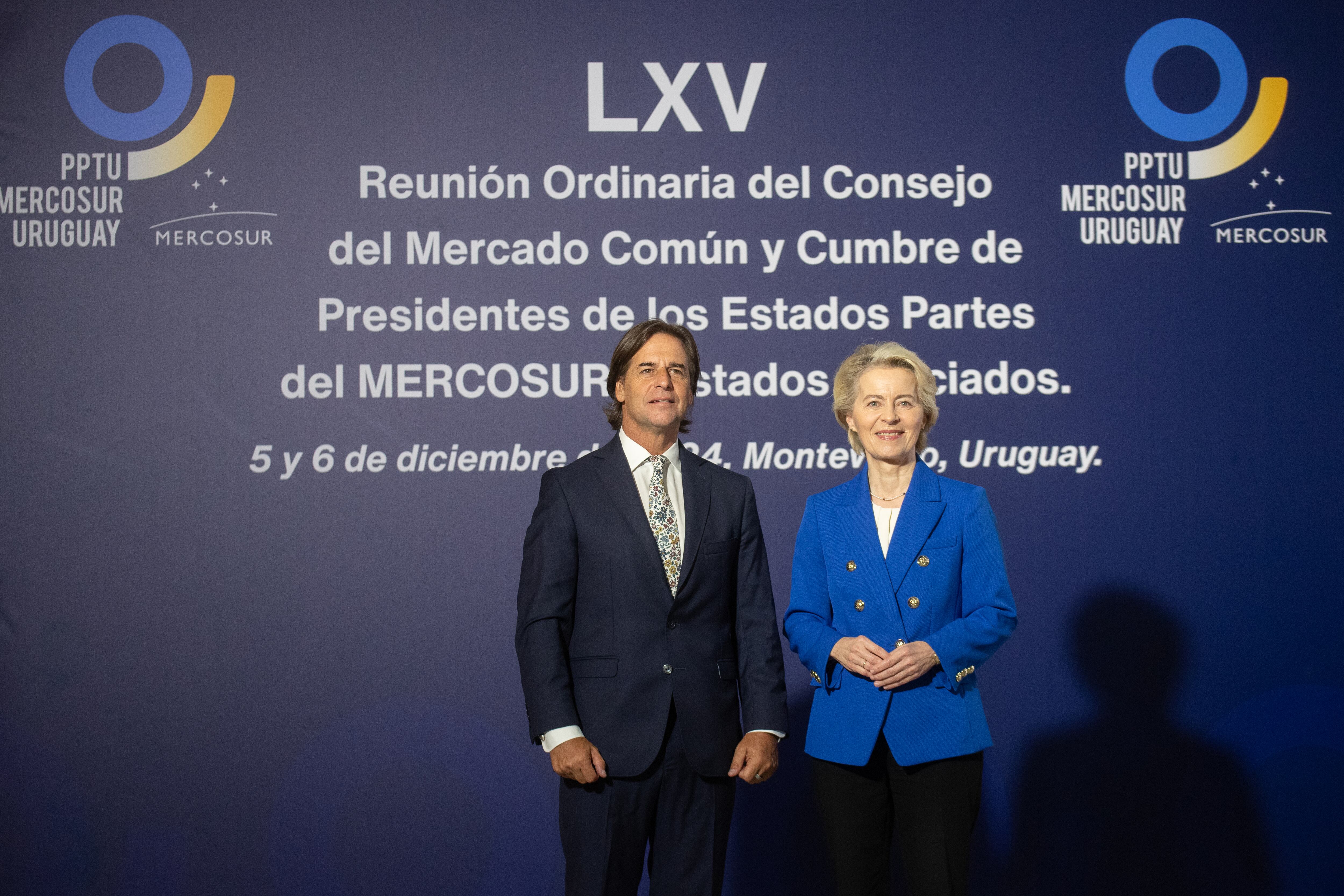 El presidente de Uruguay, Luis Lacalle Pou (i), recibe a la presidenta de la Comisión Europea, Ursula von der Leyen FOTO:  EFE/ Sofía Torres