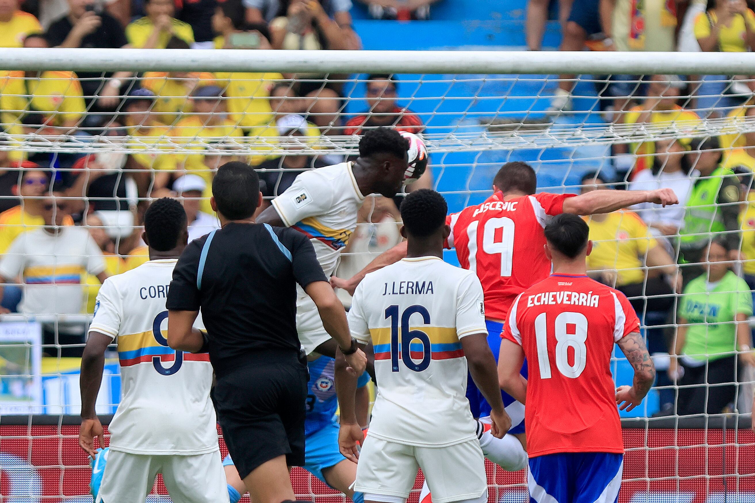 Davinson Sánchez (arriba) de Colombia cabecea el balón este martes, en un partido de las eliminatorias sudamericanas para el Mundial 2026, en el estadio Metropolitano en Barranquilla (Colombia). EFE/ Ricardo Maldonado Rozo
