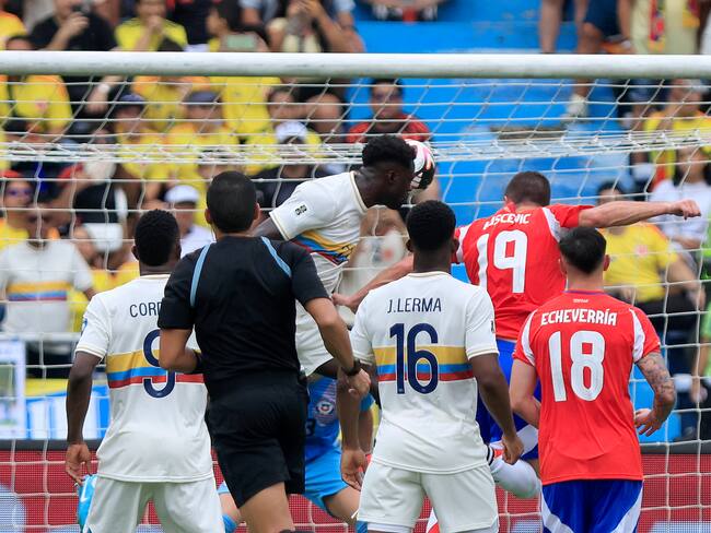 Davinson Sánchez (arriba) de Colombia cabecea el balón este martes, en un partido de las eliminatorias sudamericanas para el Mundial 2026, en el estadio Metropolitano en Barranquilla (Colombia). EFE/ Ricardo Maldonado Rozo