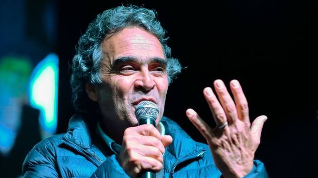 Sergio Fajardo habría suscrito un contrato por 77 millones de dólares por el cual no se hizo un estudio sobre la necesidad de celebrarlo en una moneda extranjera, dice la Fiscalía. Foto: Getty Images / DIANA SÁNCHEZ