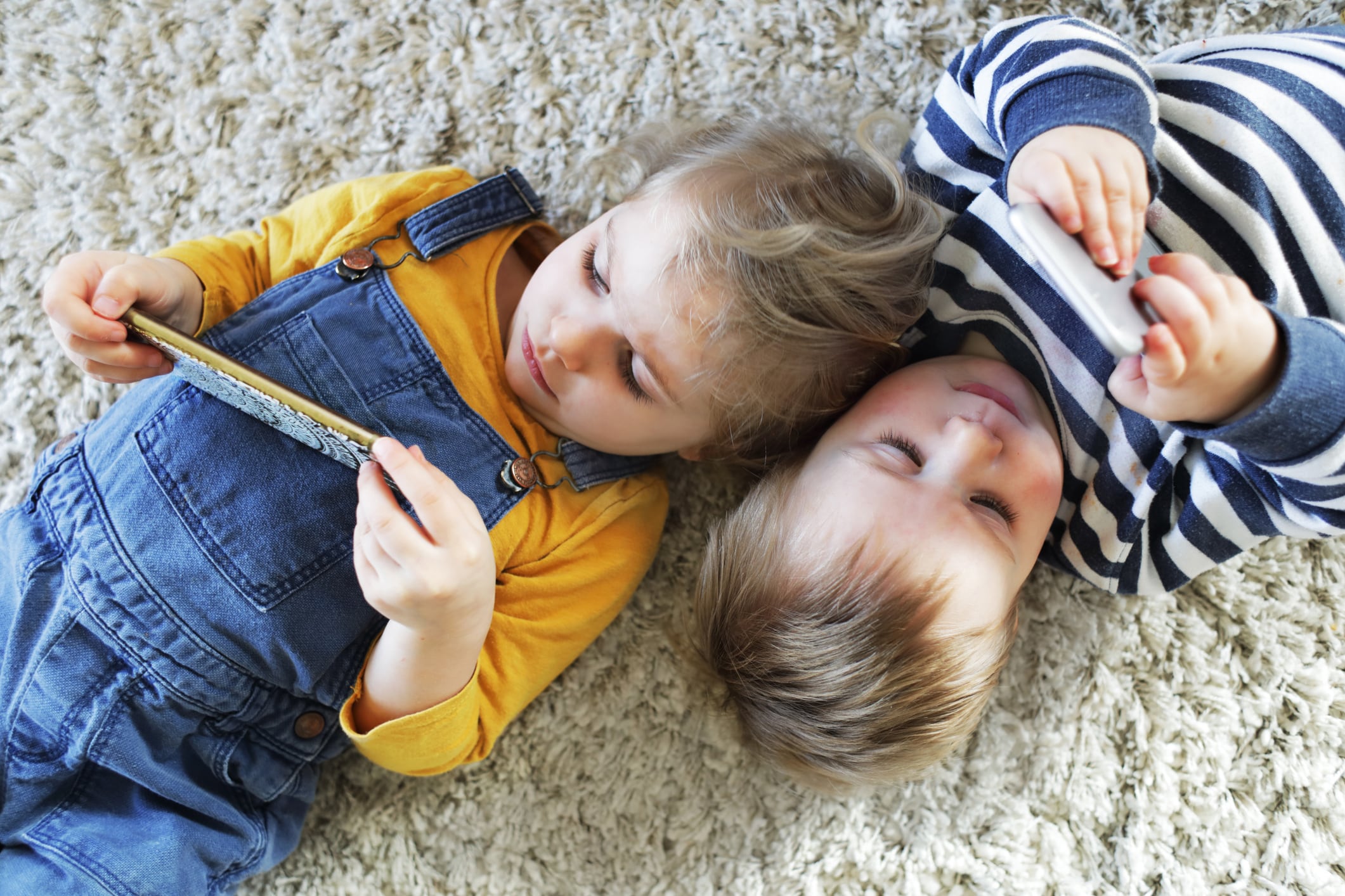Uso excesivo de celulares en niños pequeños puede generar ataques de ira, según estudio