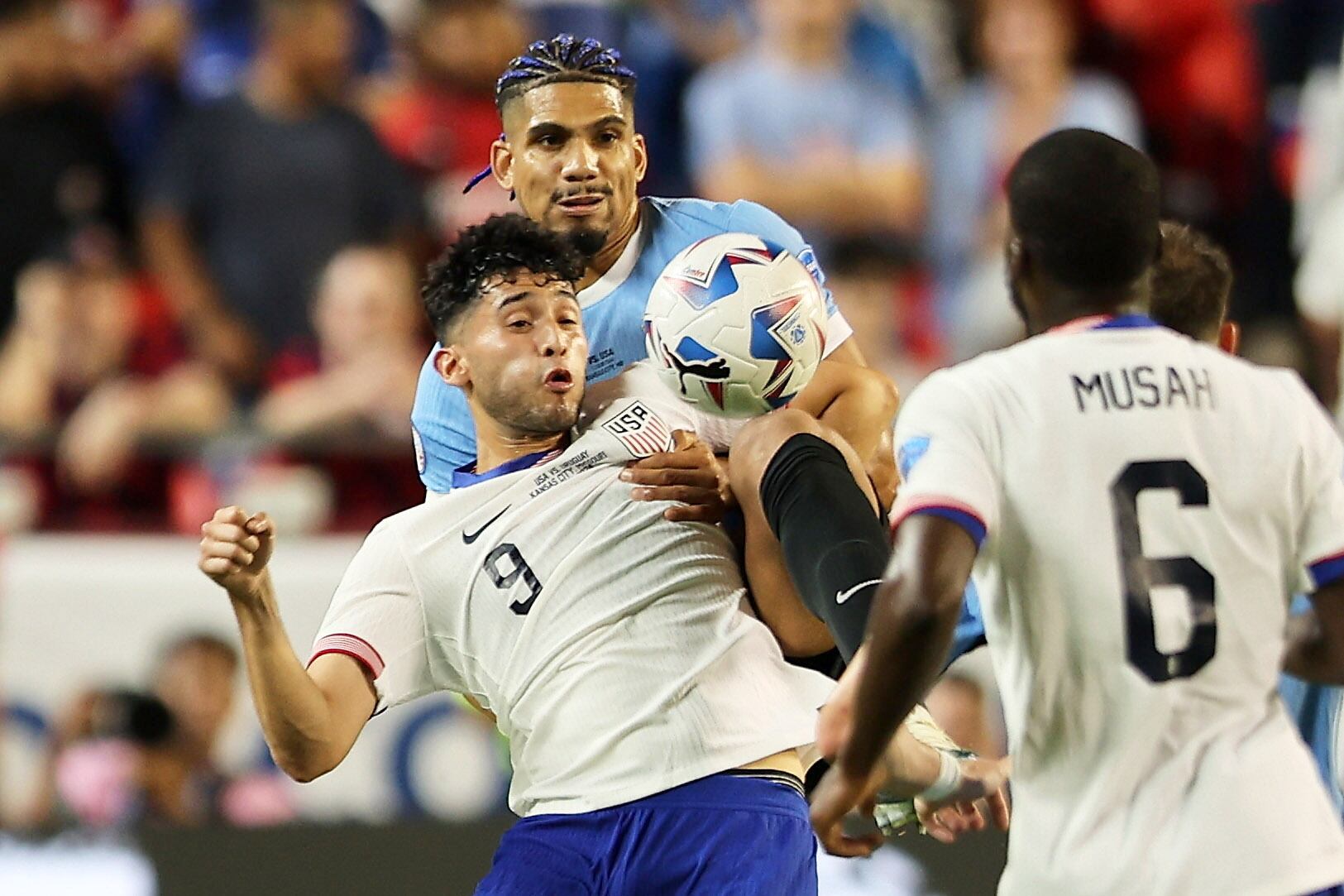 Kansas City (United States), 01/07/2024.- Uruguay's Ronald Araujo (back) and Ricardo Pepi of the United States in action during a CONMEBOL Copa America group C soccer match in Kansas City, Missouri, USA, 01 July 2024. (Estados Unidos) EFE/EPA/WILLIAM PURNELL