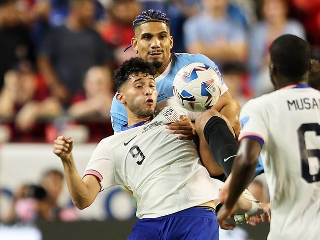 Kansas City (United States), 01/07/2024.- Uruguay's Ronald Araujo (back) and Ricardo Pepi of the United States in action during a CONMEBOL Copa America group C soccer match in Kansas City, Missouri, USA, 01 July 2024. (Estados Unidos) EFE/EPA/WILLIAM PURNELL