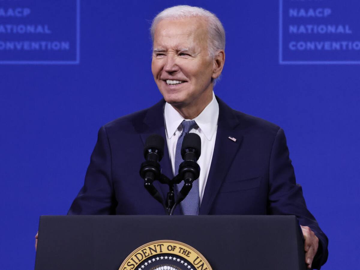 Biden está decidido a seguir en carrera presidencial a pesar de presiones, según campaña