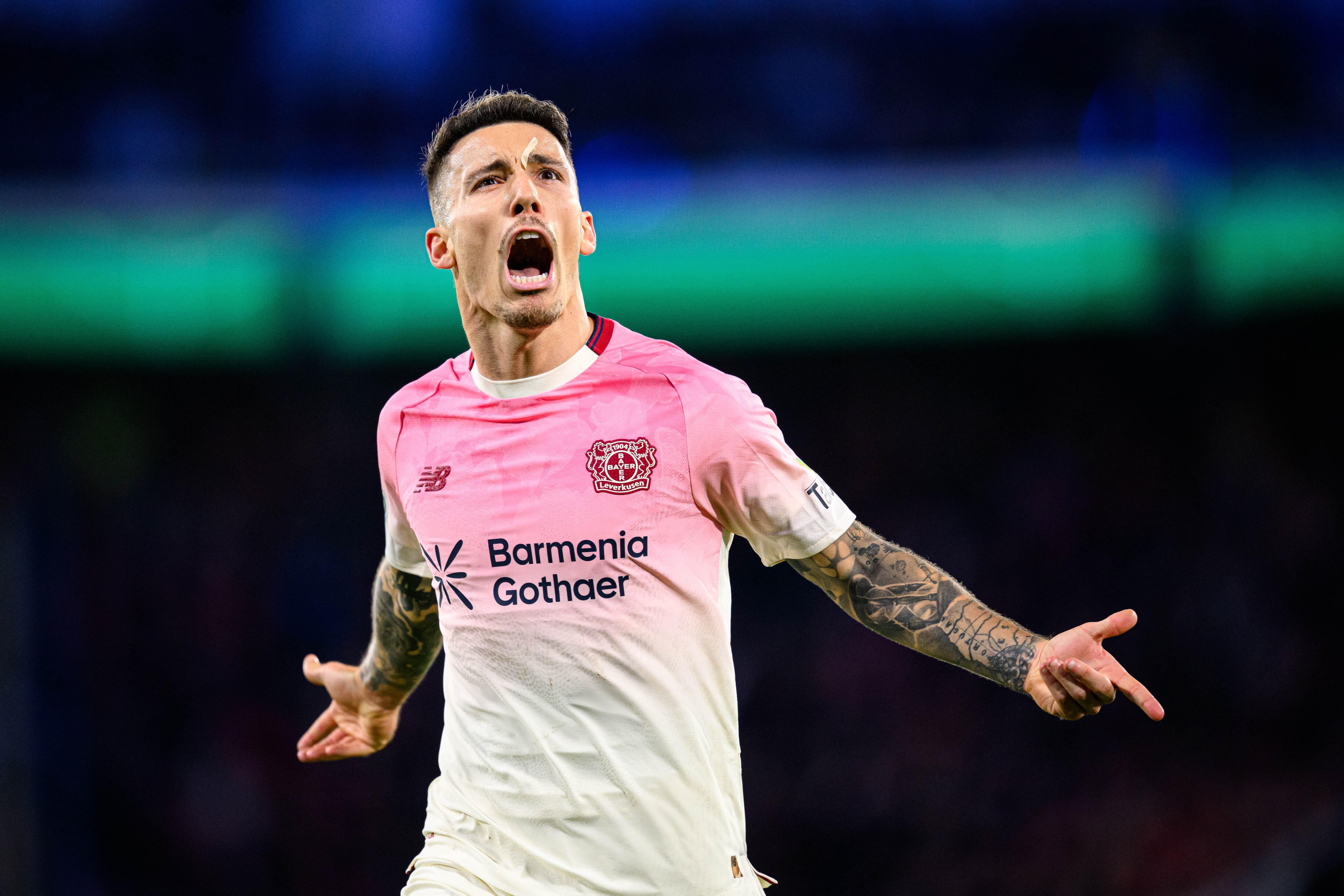 Alejandro Grimaldo. Foto: by Jörg Schüler/Bayer 04 Leverkusen via Getty Images)