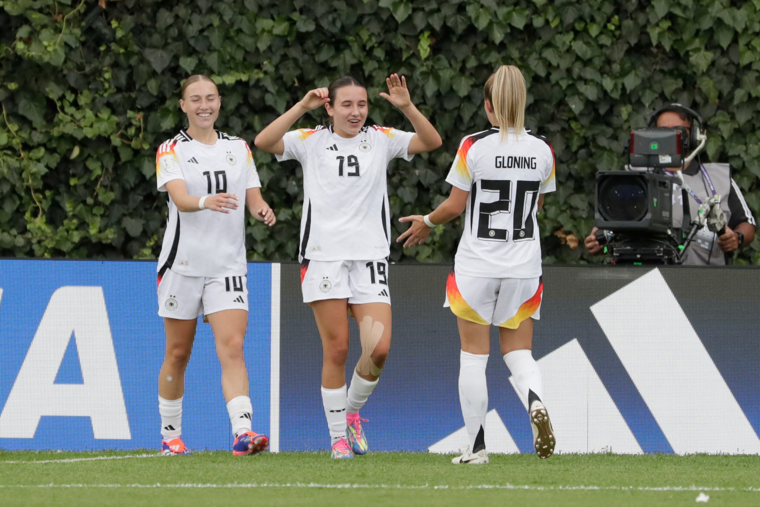 AMDEP5638. BOGOTÁ (COLOMBIA), 01/09/2024.- Sophie Nachtigall (i), Loreen Bender (c) y Laura Gloning de Alemania celebran un gol este domingo, en un partido del grupo D de la Copa Mundial Femenina sub-20 entre las selecciones de Alemania y Venezuela en el estadio de Techo en Bogotá (Colombia). EFE/ Carlos Ortega