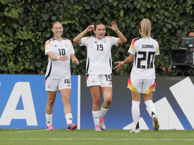 AMDEP5638. BOGOTÁ (COLOMBIA), 01/09/2024.- Sophie Nachtigall (i), Loreen Bender (c) y Laura Gloning de Alemania celebran un gol este domingo, en un partido del grupo D de la Copa Mundial Femenina sub-20 entre las selecciones de Alemania y Venezuela en el estadio de Techo en Bogotá (Colombia). EFE/ Carlos Ortega