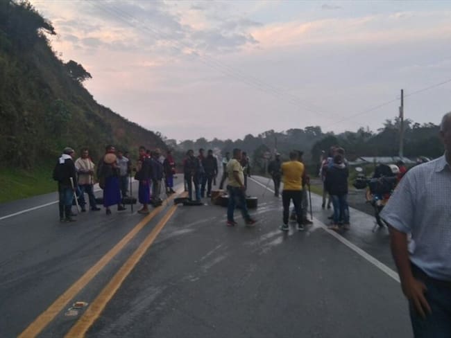Indígenas Misak bloquean la vía Panamericana en Piendamó, Cauca . Foto: