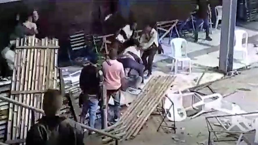 Con botellas y sillas se agredieron los participantes del evento. Crédito: Cortesía.