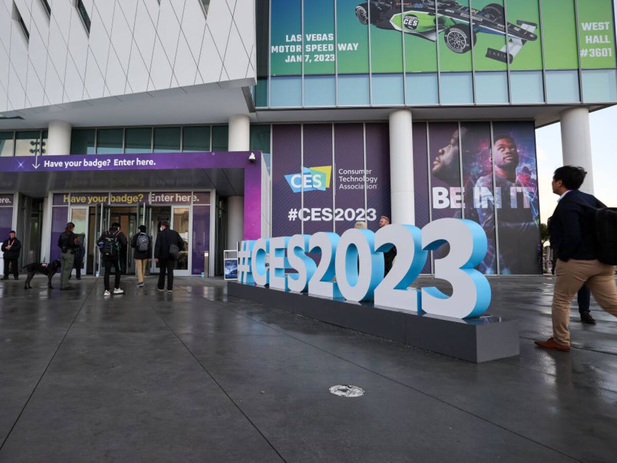 Feria CES: Presentan primer dispositivo móvil con mensajería por satélite