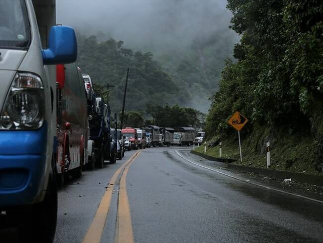 Debido a las fuertes lluvias de las últimas horas, se registró un derrumbe de menor magnitud en la vía Bogotá-Villavicencio. Foto: Colprensa